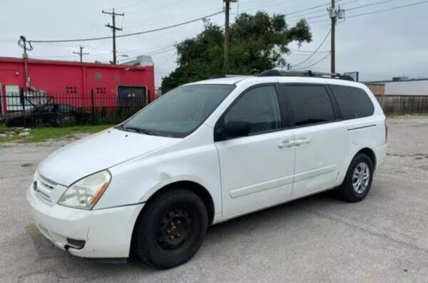 vans marca kia, capacidad de 7 puestos usada para el transporte desde barranquilla cartagena en servicio puerta a puerta