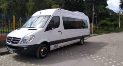 una vans para prestar servicios de transporte desde el aeropuerto de barranquilla hasta santa marta